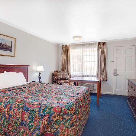 Days Inn By Wyndham Еверетт Екстер'єр фото